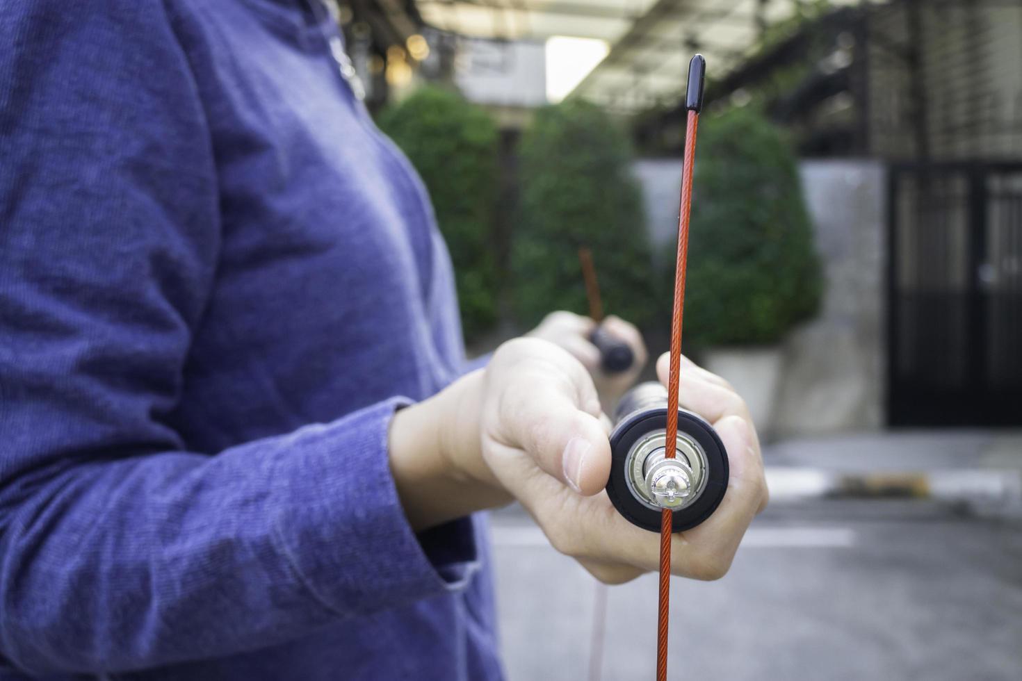 mano della donna che tiene una corda per saltare di velocità foto