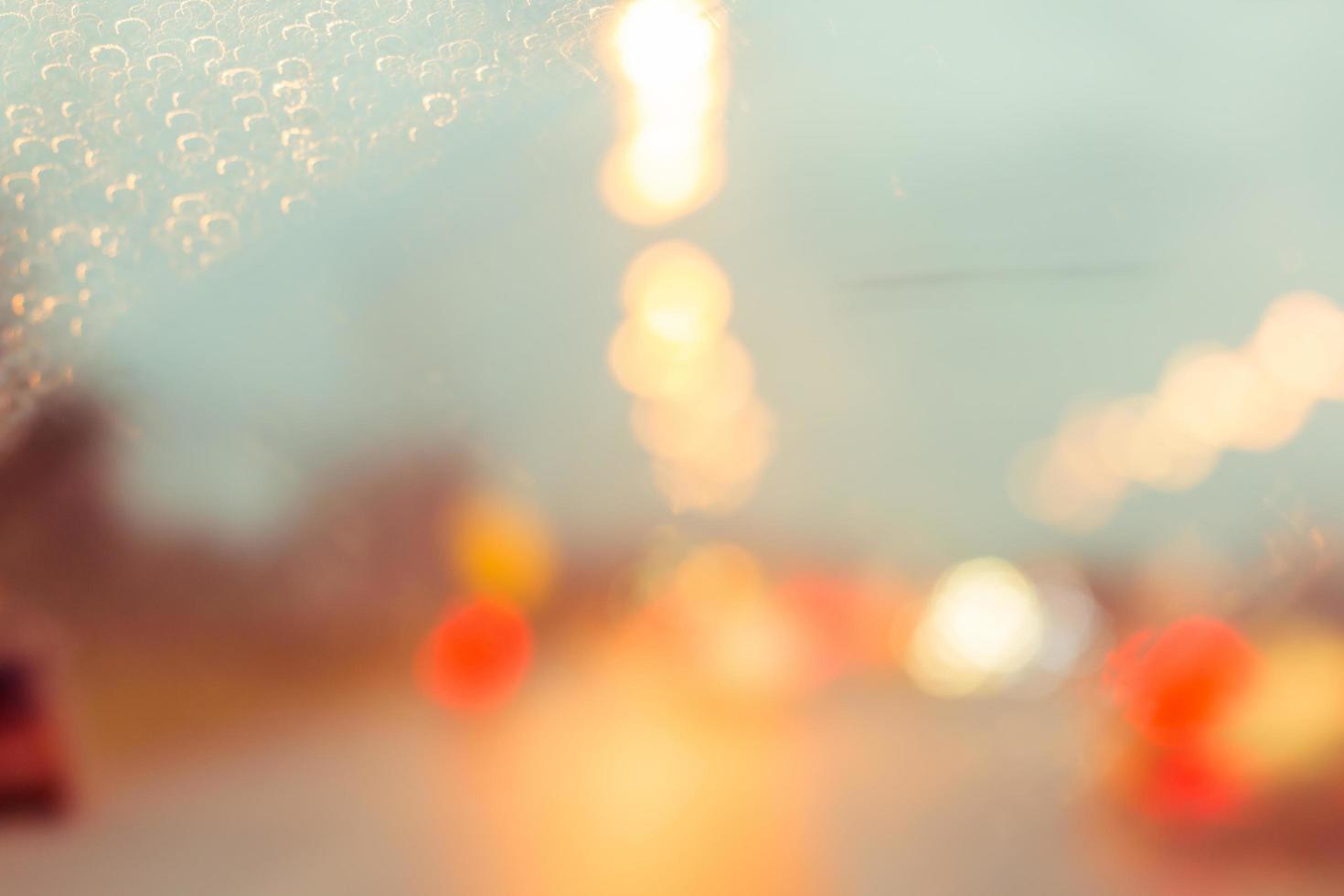 sfondo astratto di gocce d'acqua sfocate e luce sul vetro foto