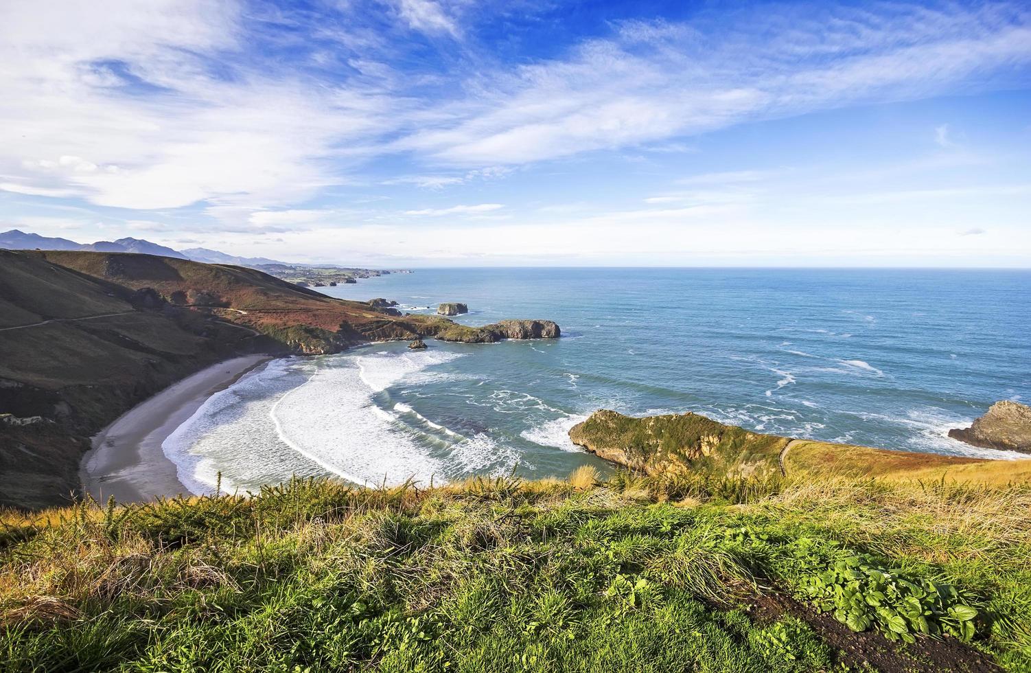 spiaggia di torimbia vicino a llanes, asturie, spagna foto