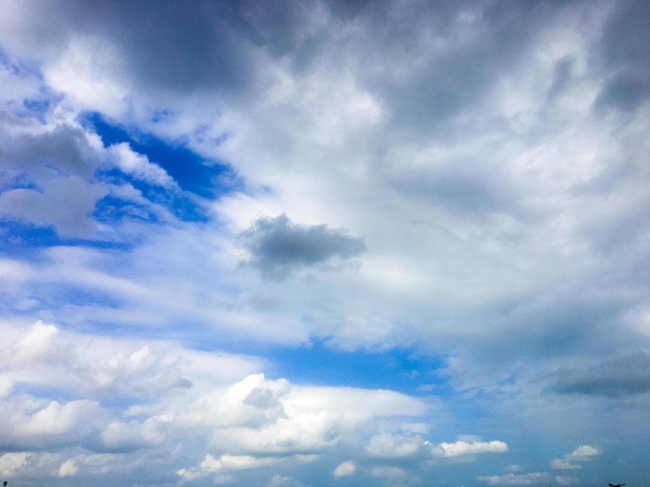 nuvole e cielo blu con copia spazio foto