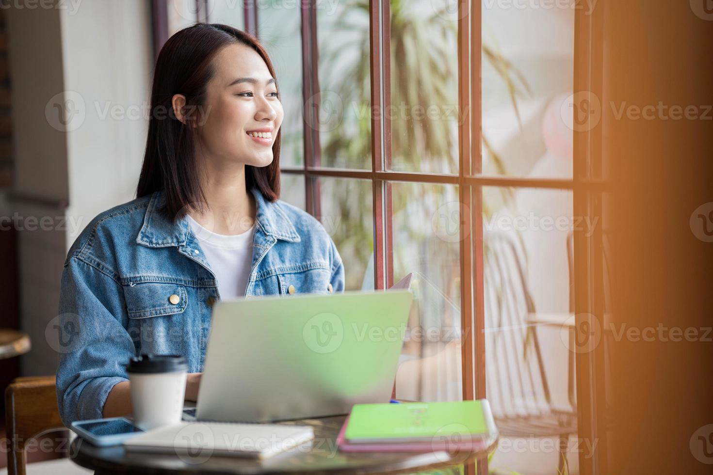 giovane asiatico donna d'affari Lavorando a caffè negozio foto