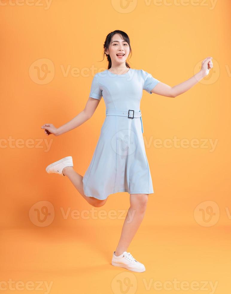 giovane asiatico donna indossare vestito su sfondo foto