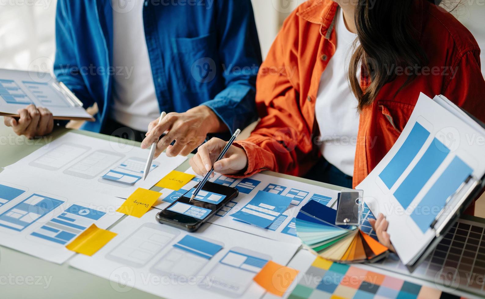 asiatico uomo d'affari e donna persone incontro nel ufficio. dipendente brainstorming e opera come squadra, Piano e discutere progetto di punto su carta e tavoletta. foto