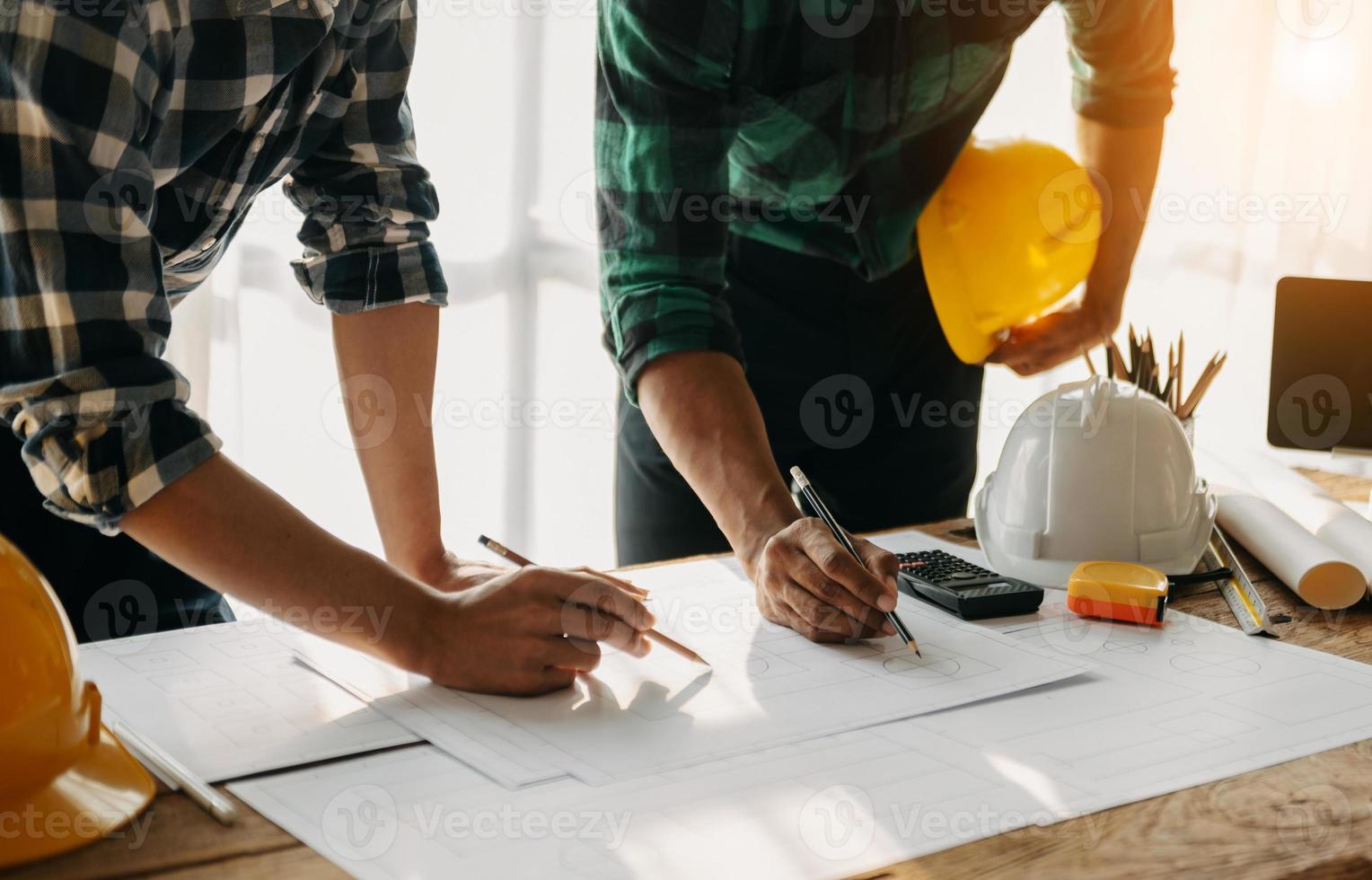 ingegnere lavoro di squadra incontro, disegno Lavorando su planimetria incontro per progetto Lavorando con compagno su modello edificio a azienda ufficio. asiatico industria professionale squadra foto