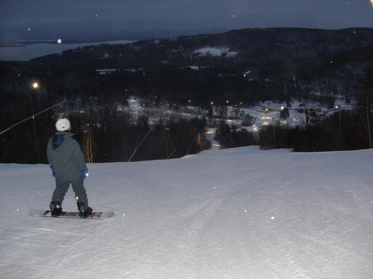 New Hampshire, USA 2015 - Snowboarder nel crepuscolo foto