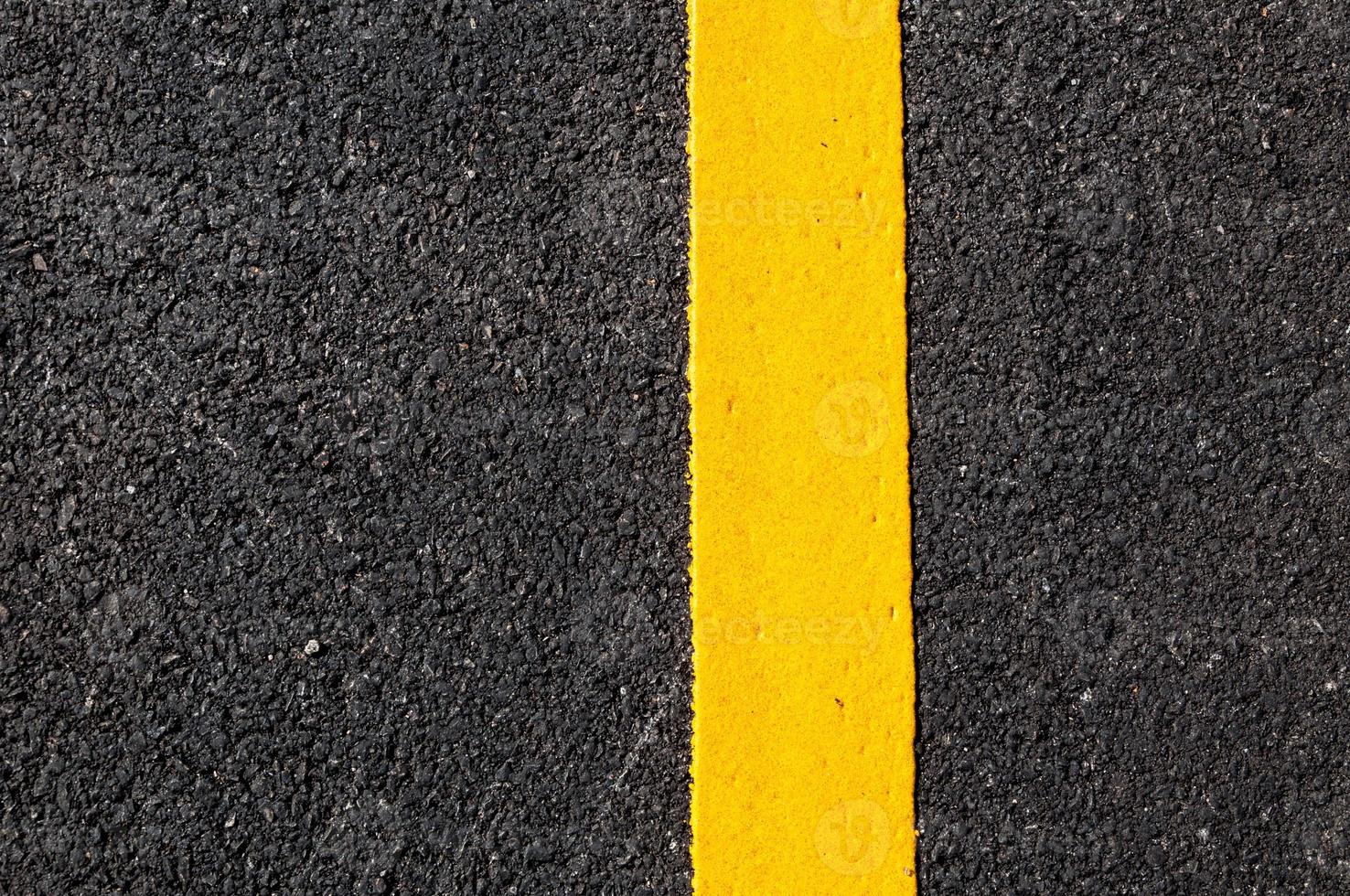 giallo linea su nuovo asfalto dettaglio, strada con giallo linea struttura foto
