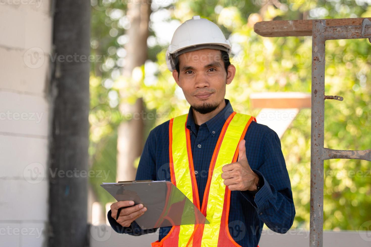 ingegnere architettonico ispeziona il controllo di qualità in cantiere foto