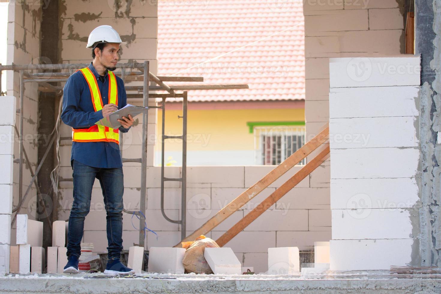 ingegnere architettonico ispeziona il controllo di qualità in cantiere foto