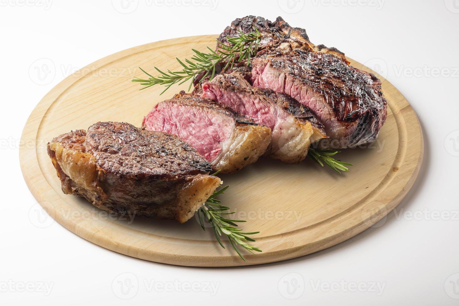 bistecca fiorentina tagliata su tagliere tondo in legno foto