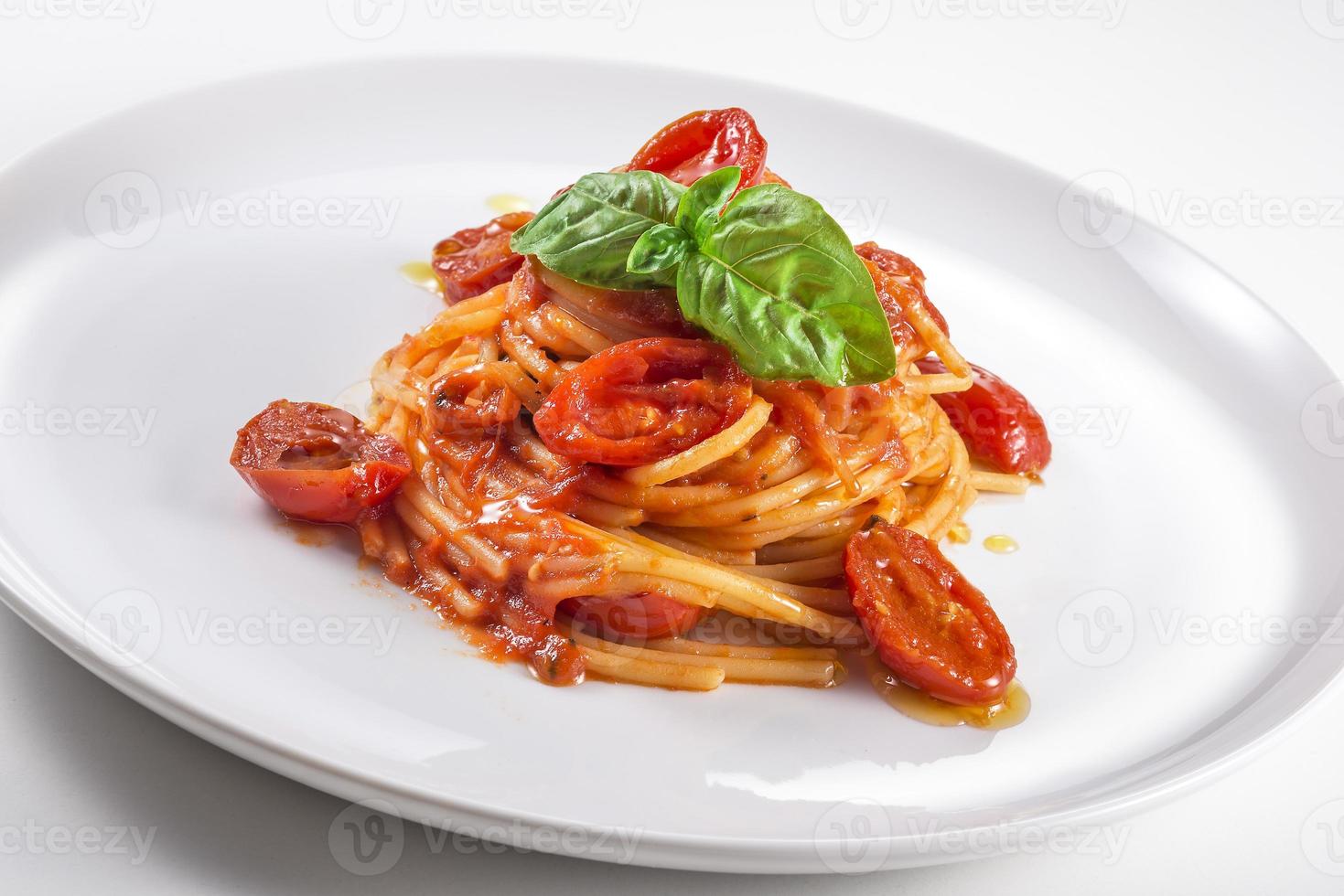 piatto di spaghetti al pomodoro e basilico foto