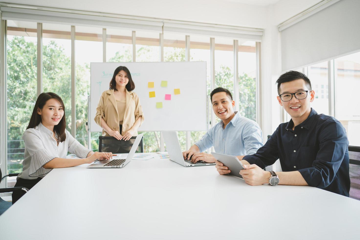 uomini d'affari asiatici durante la conferenza della riunione di brainstorming foto