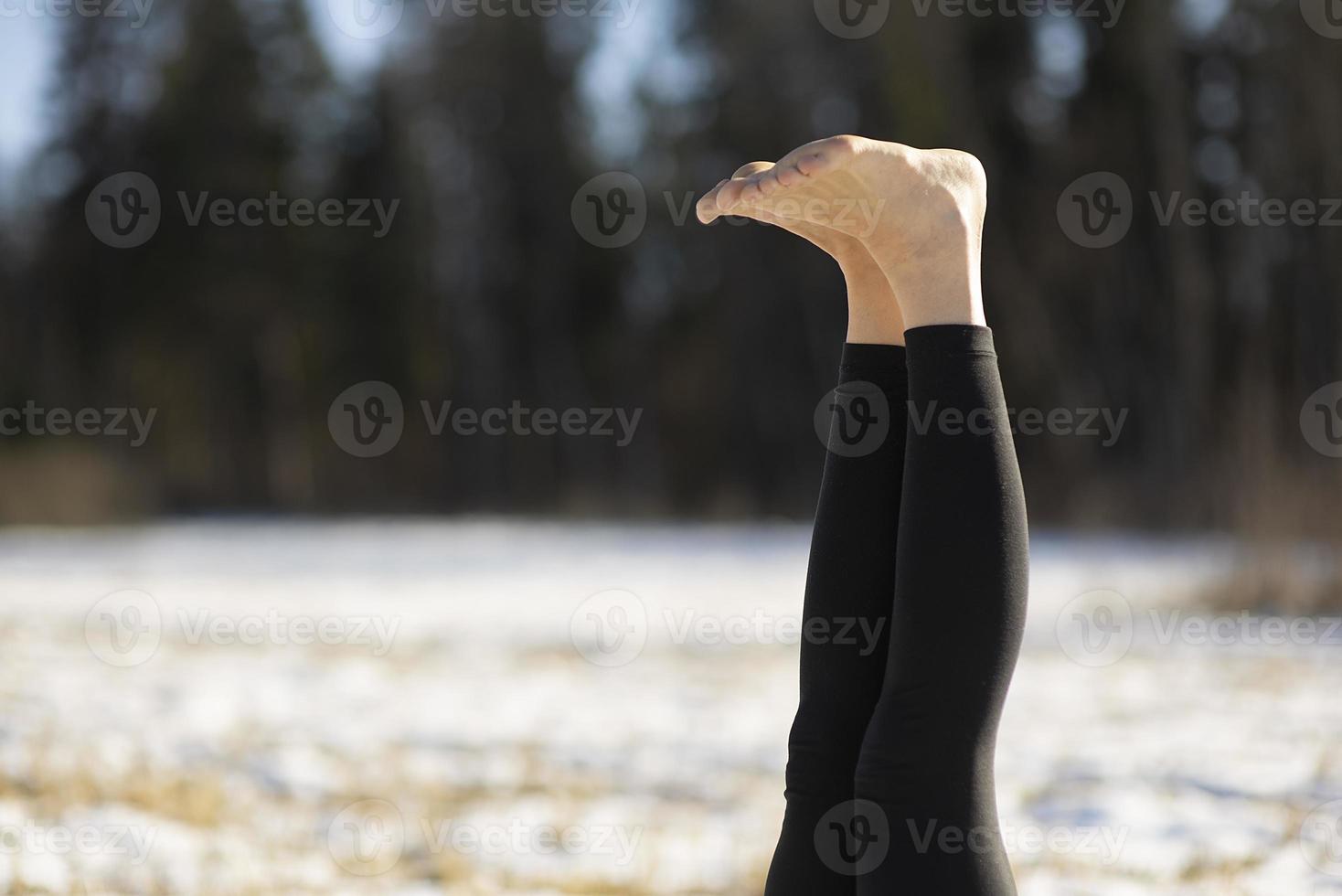 una giovane donna atletica esegue esercizi di yoga e meditazione all'aperto foto