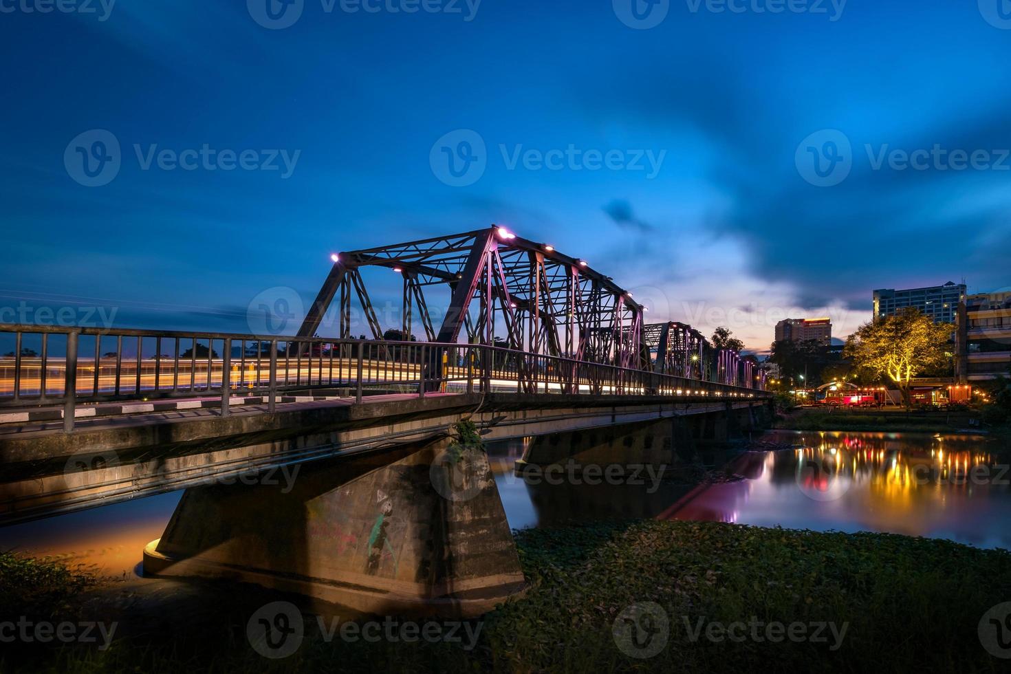 lo storico ponte di ferro a chiangmai city, thailandia foto