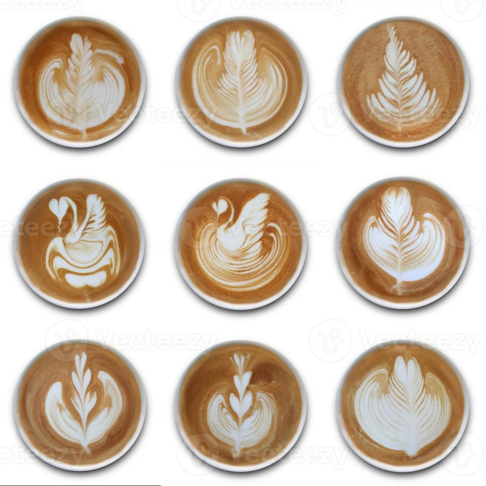 collezione di tazze di caffè latte art su sfondo bianco foto