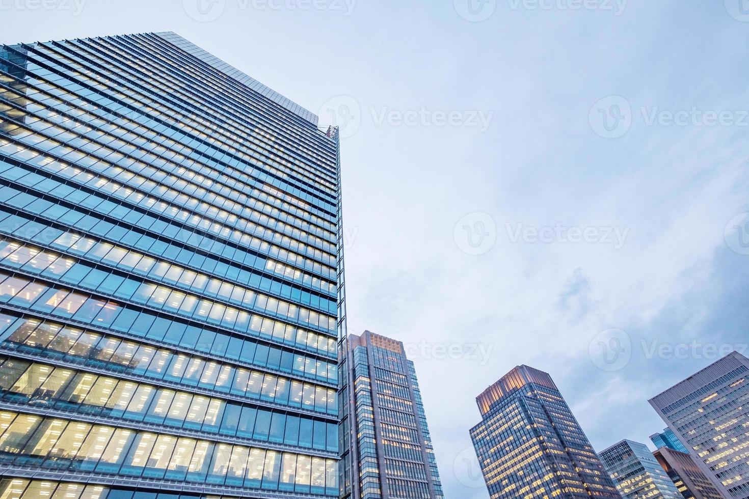 finestre di edifici grattacielo nella città di tokyo, giappone foto