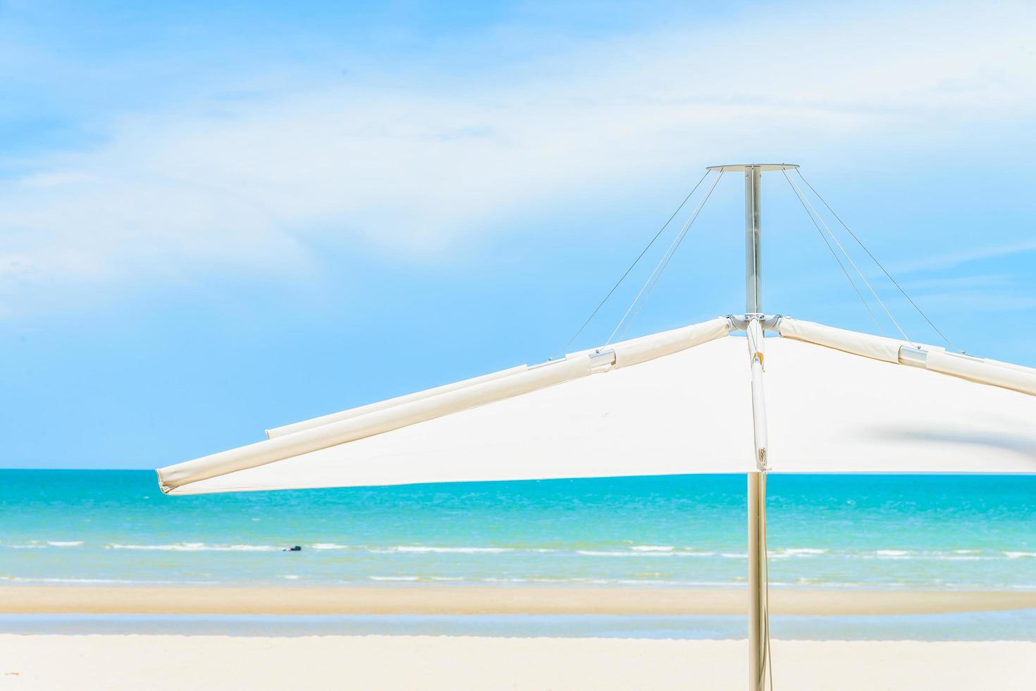 ombrellone sulla spiaggia tropicale foto