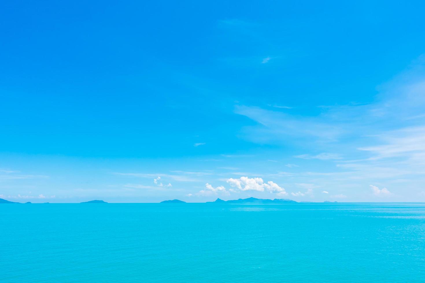 bellissimo oceano con nuvole sul cielo blu foto