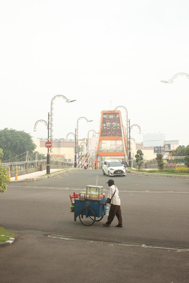 polpetta o pentolo venditori passaggio nel davanti di il sawunggaling ponte, jembatan sawunggaling. foto