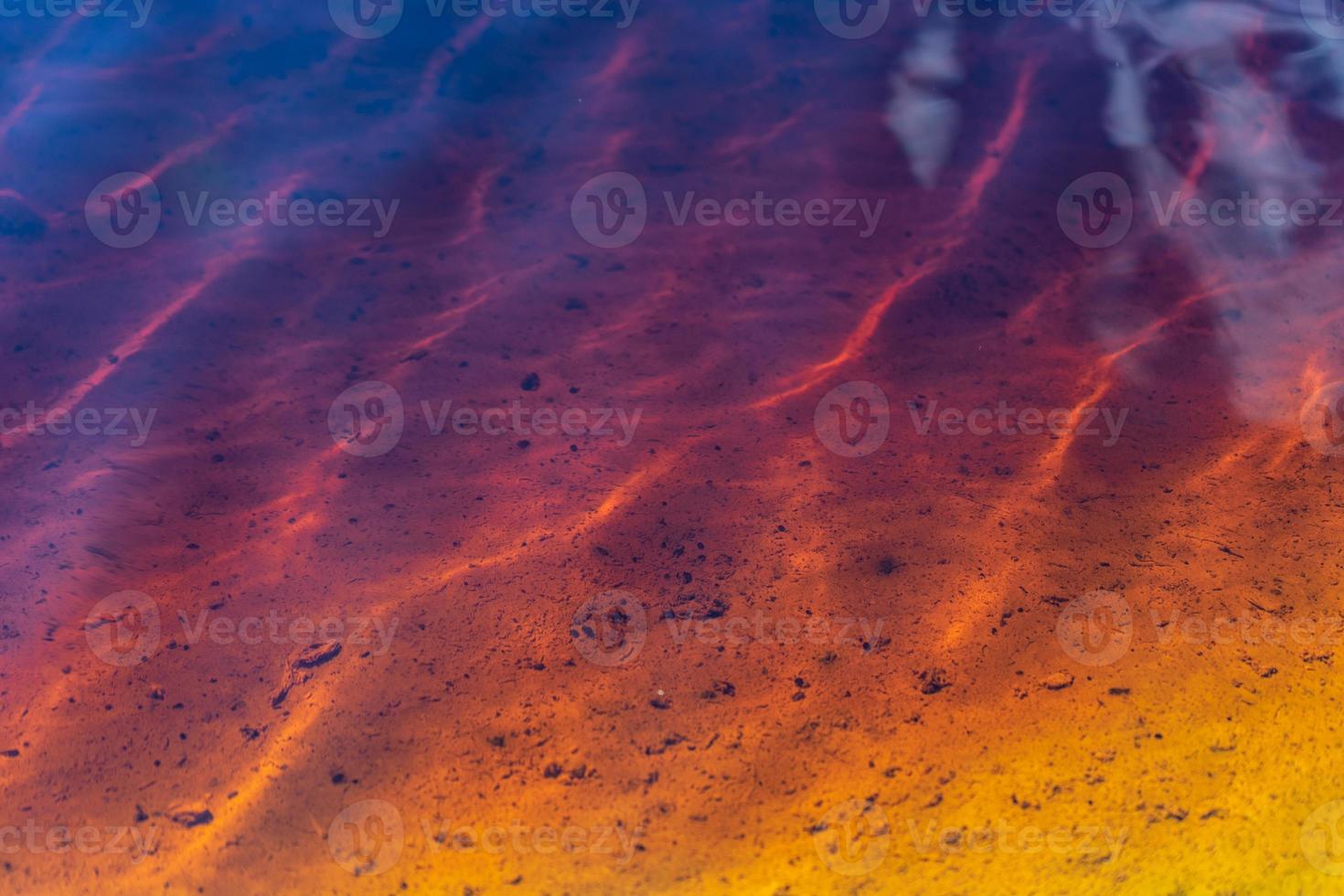 fondo astratto rosso e giallo dell'acqua che scorre foto