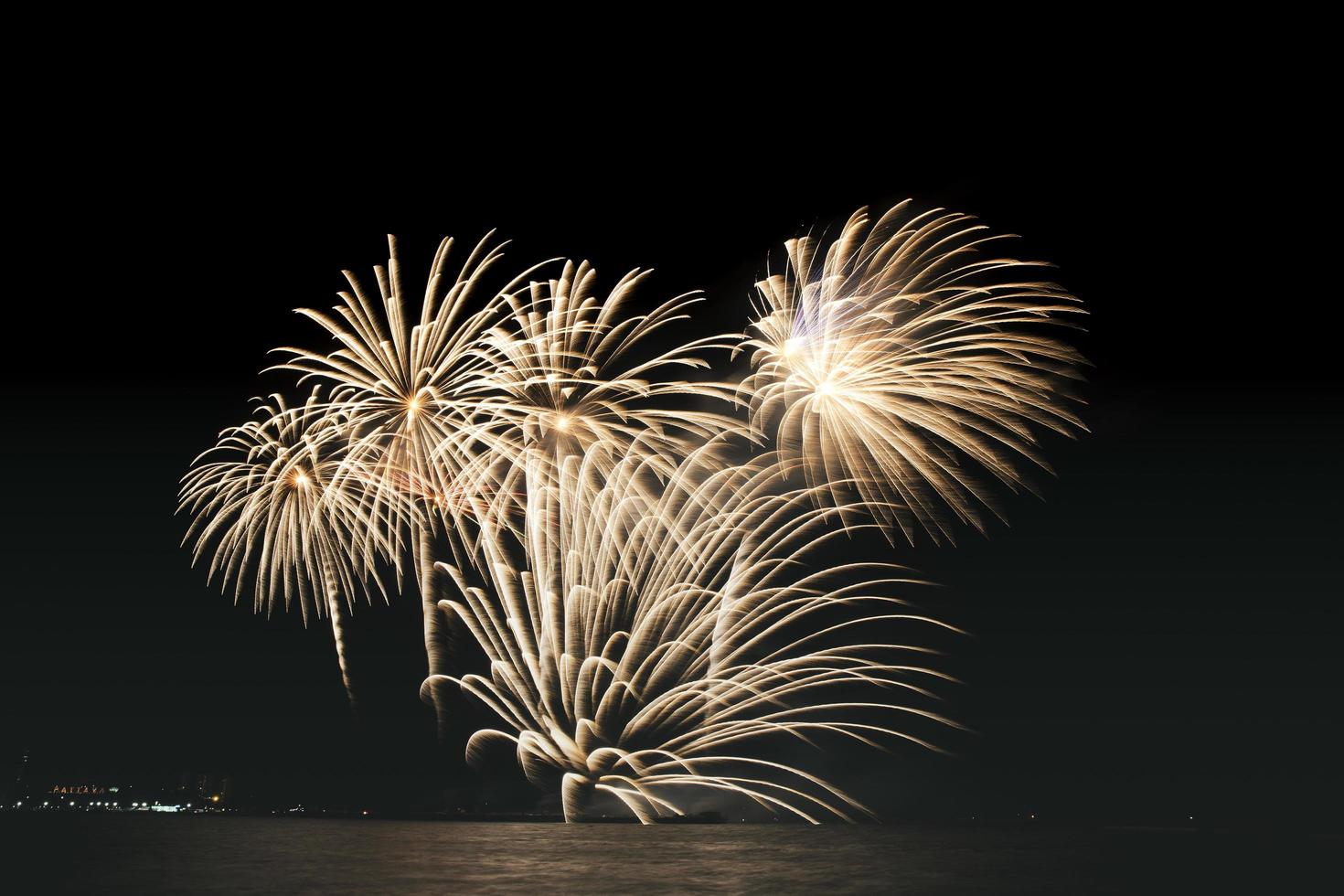 fuochi d'artificio d'oro sull'acqua foto