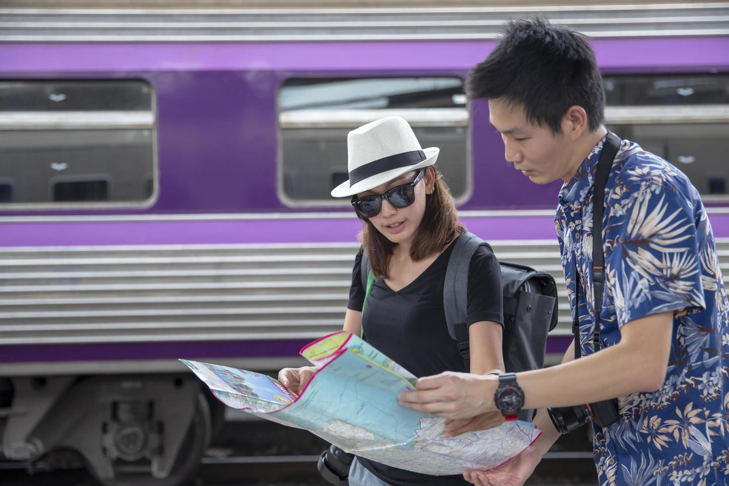 turisti alla stazione ferroviaria foto