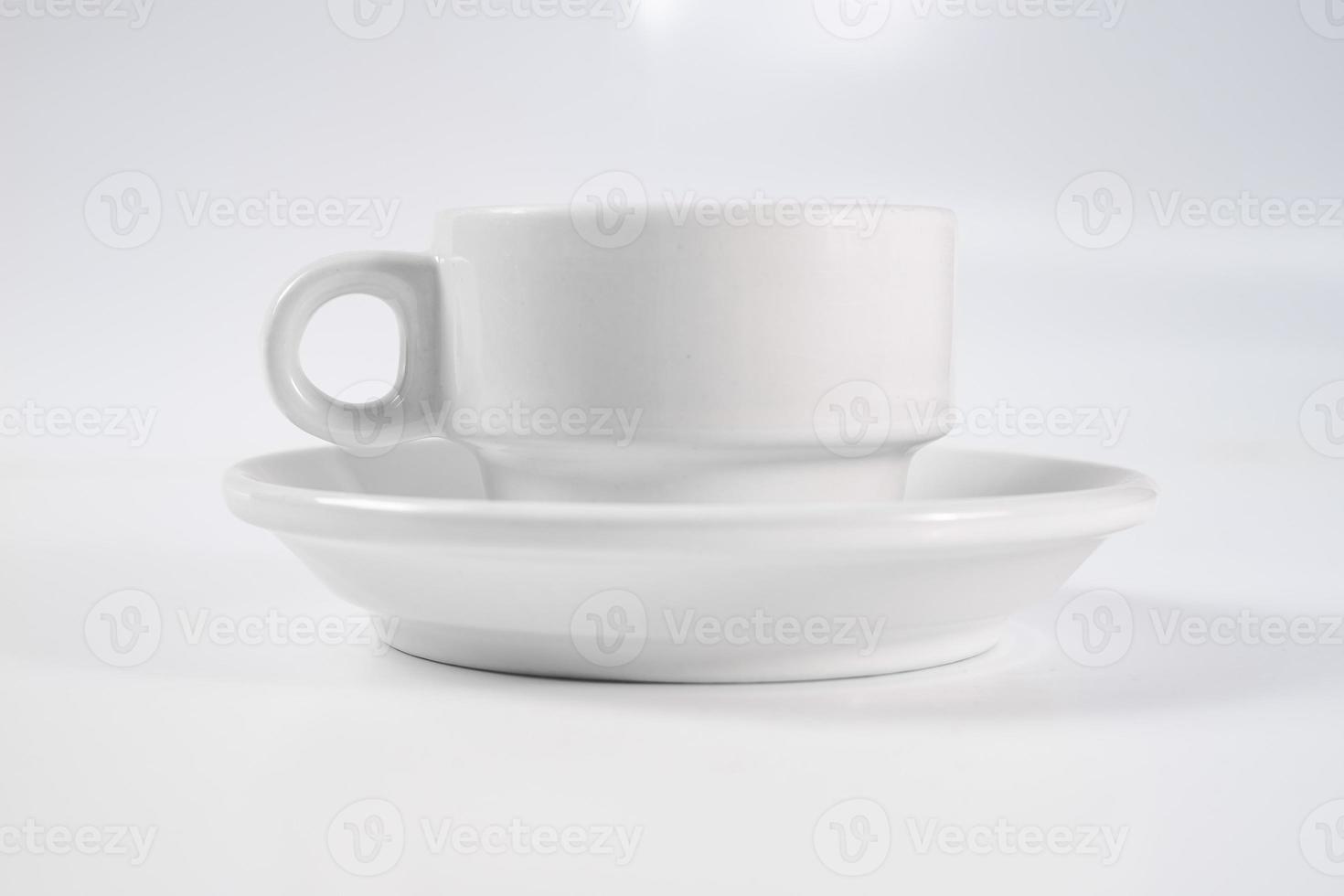 tazza di caffè bianco su sfondo bianco foto