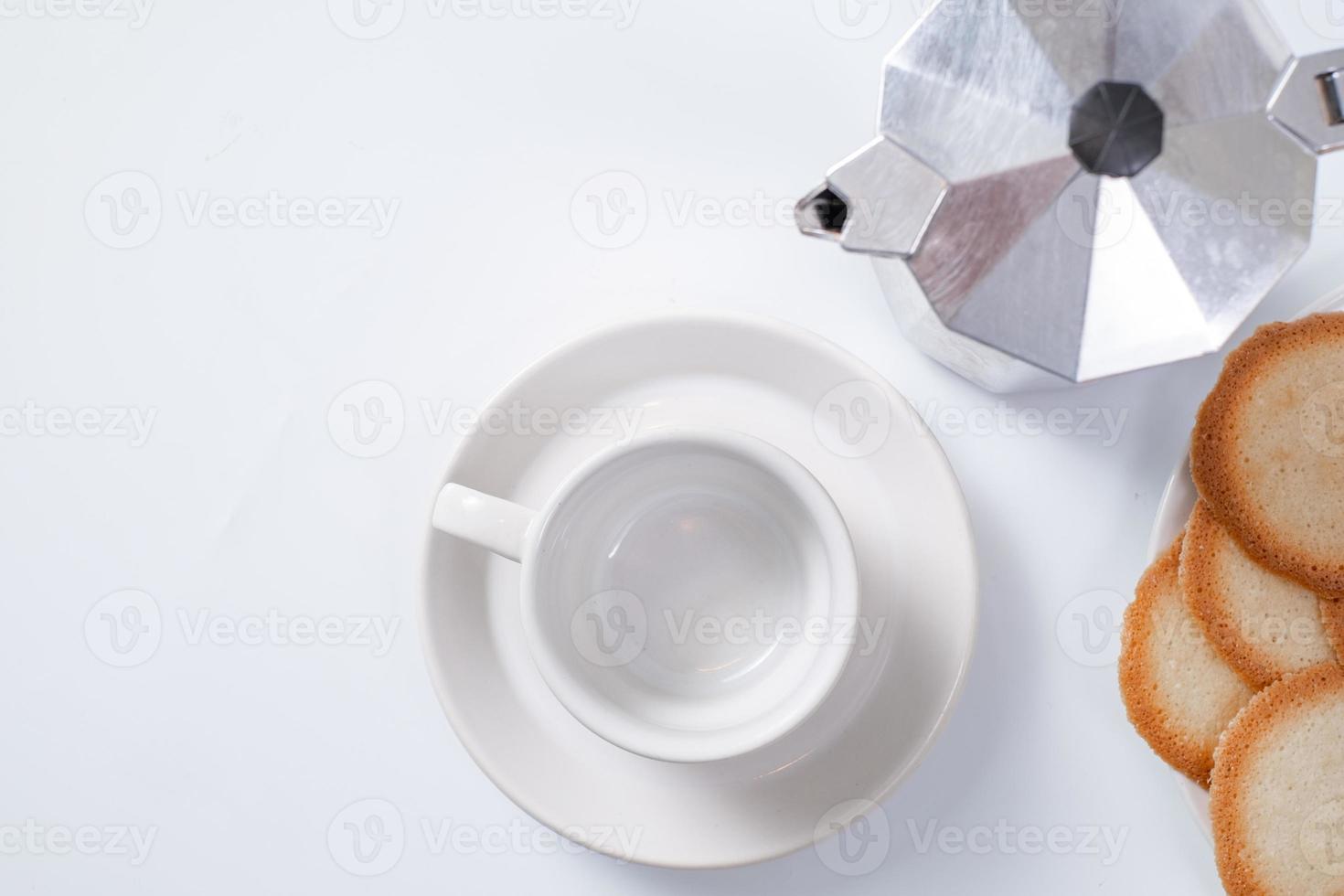 tazza di caffè vuota con i biscotti su priorità bassa bianca foto