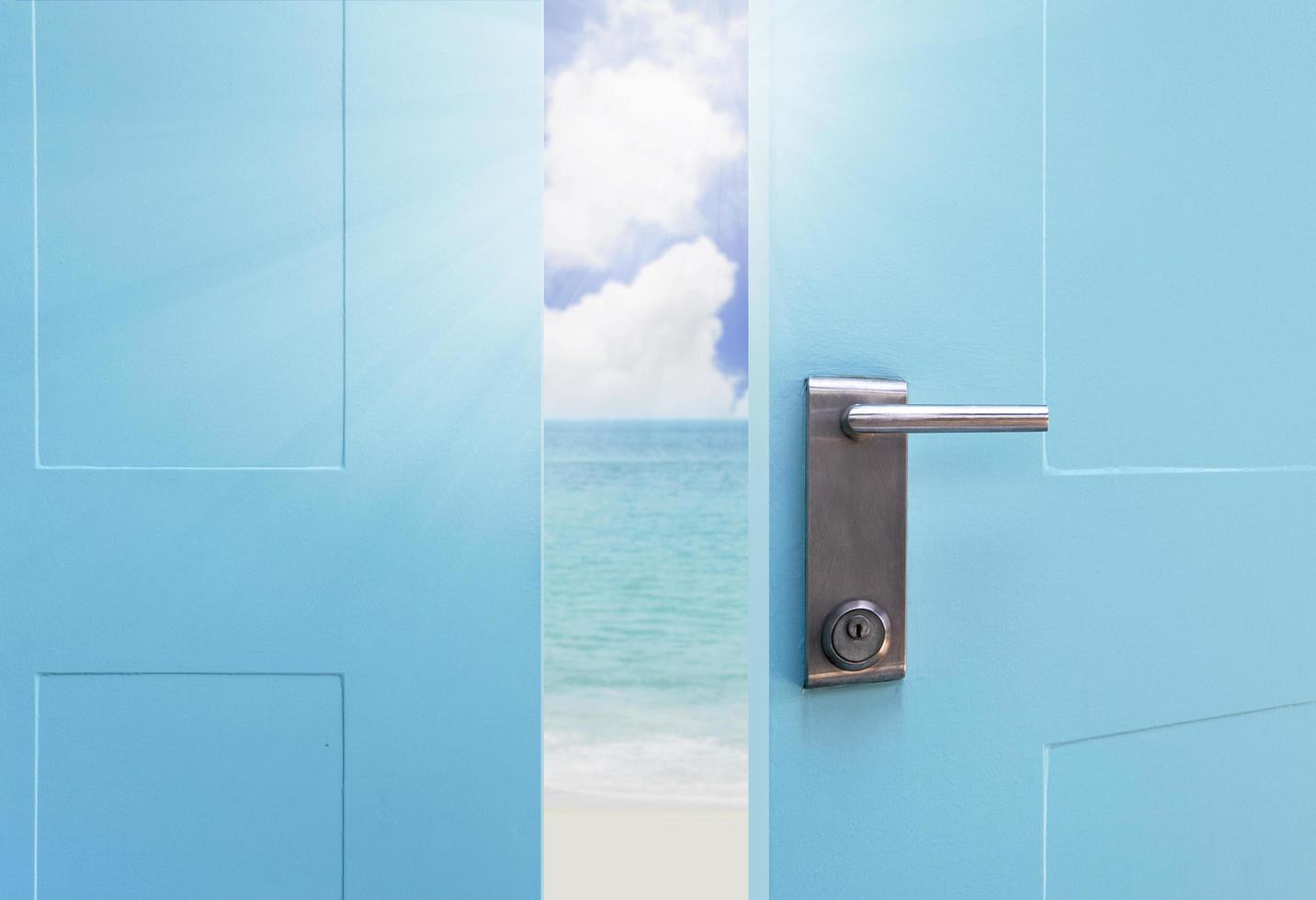 porta aperta alla spiaggia foto