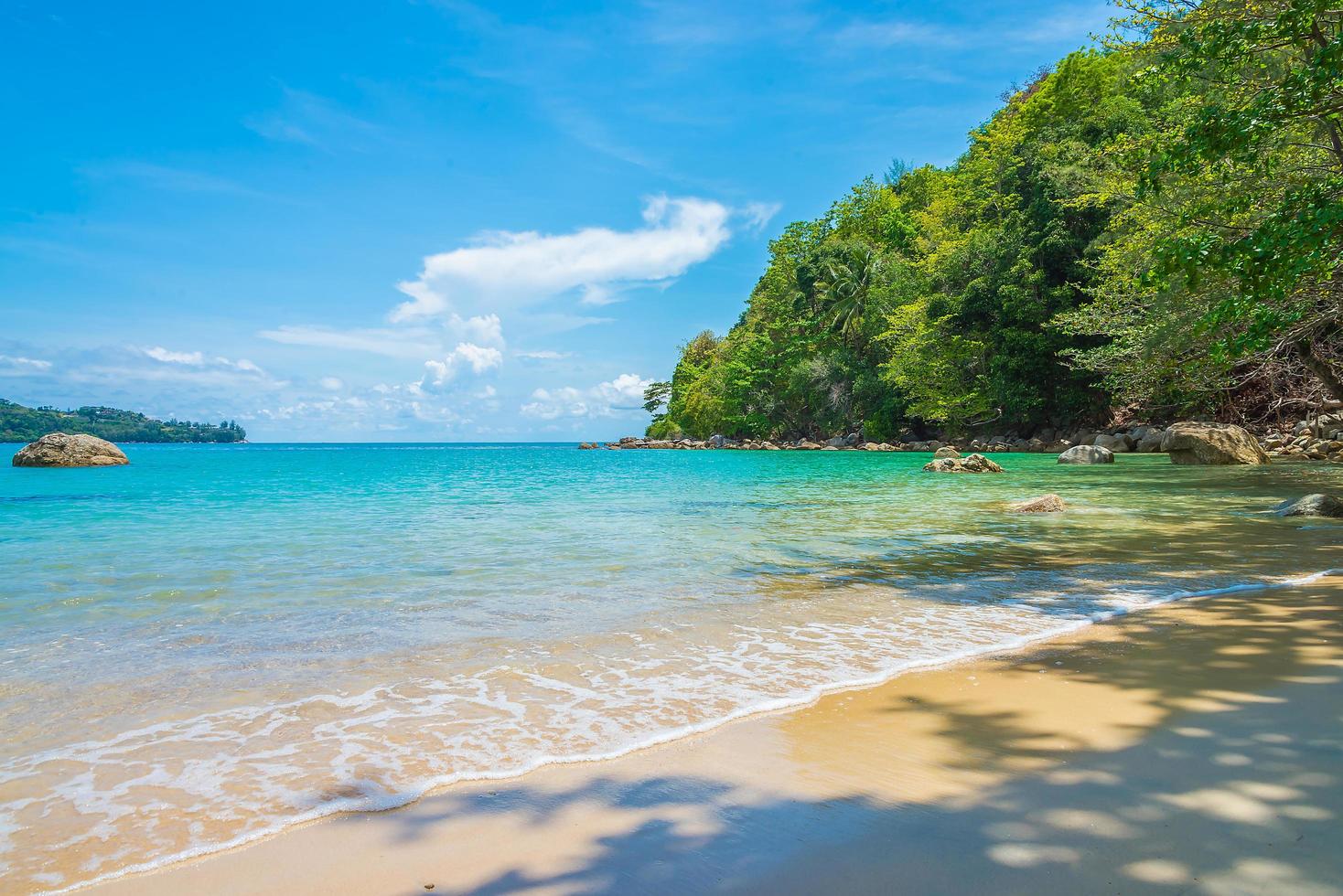 bellissima spiaggia tropicale e sfondo del mare foto