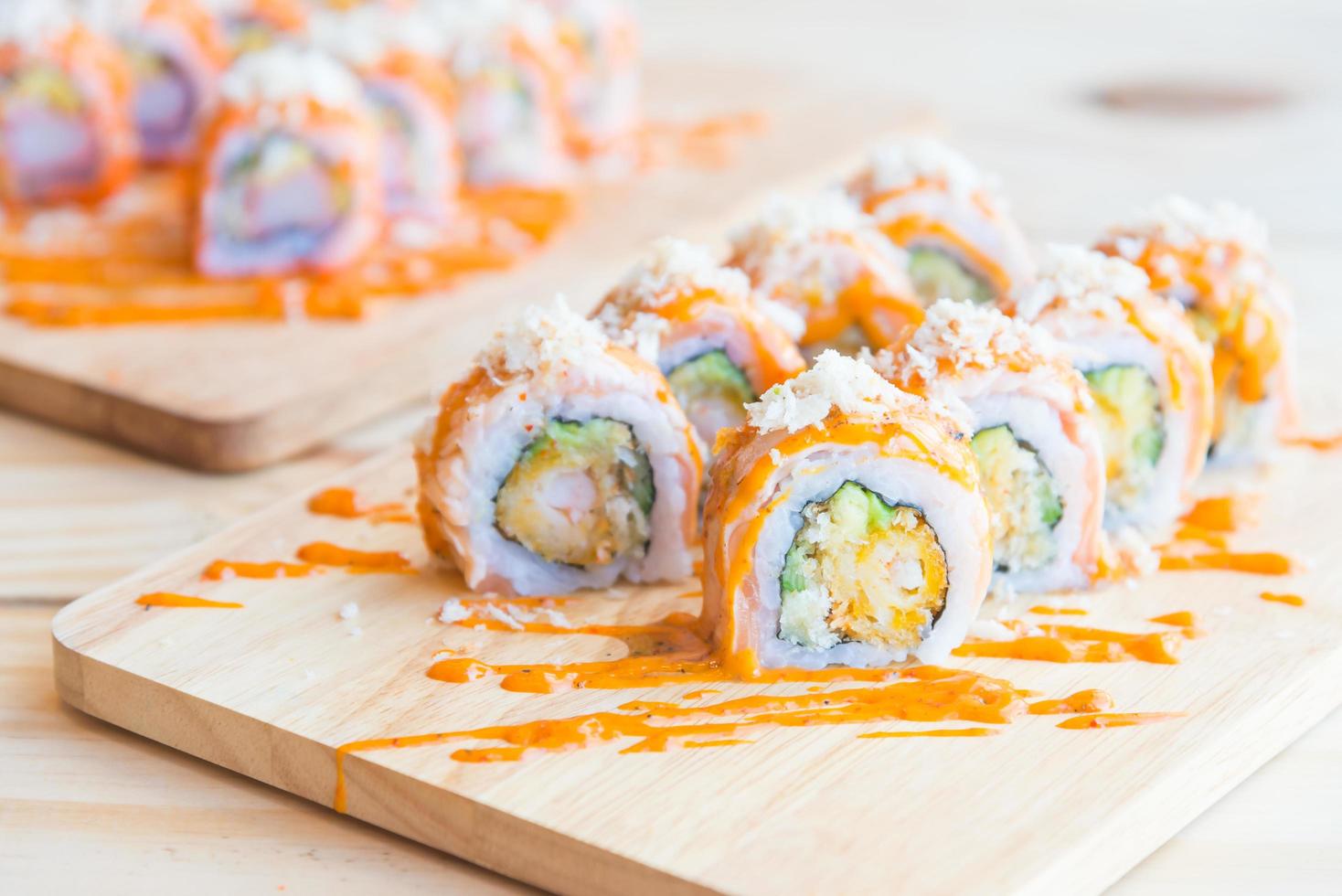 rotolo di sushi al salmone, cibo tradizionale giapponese foto