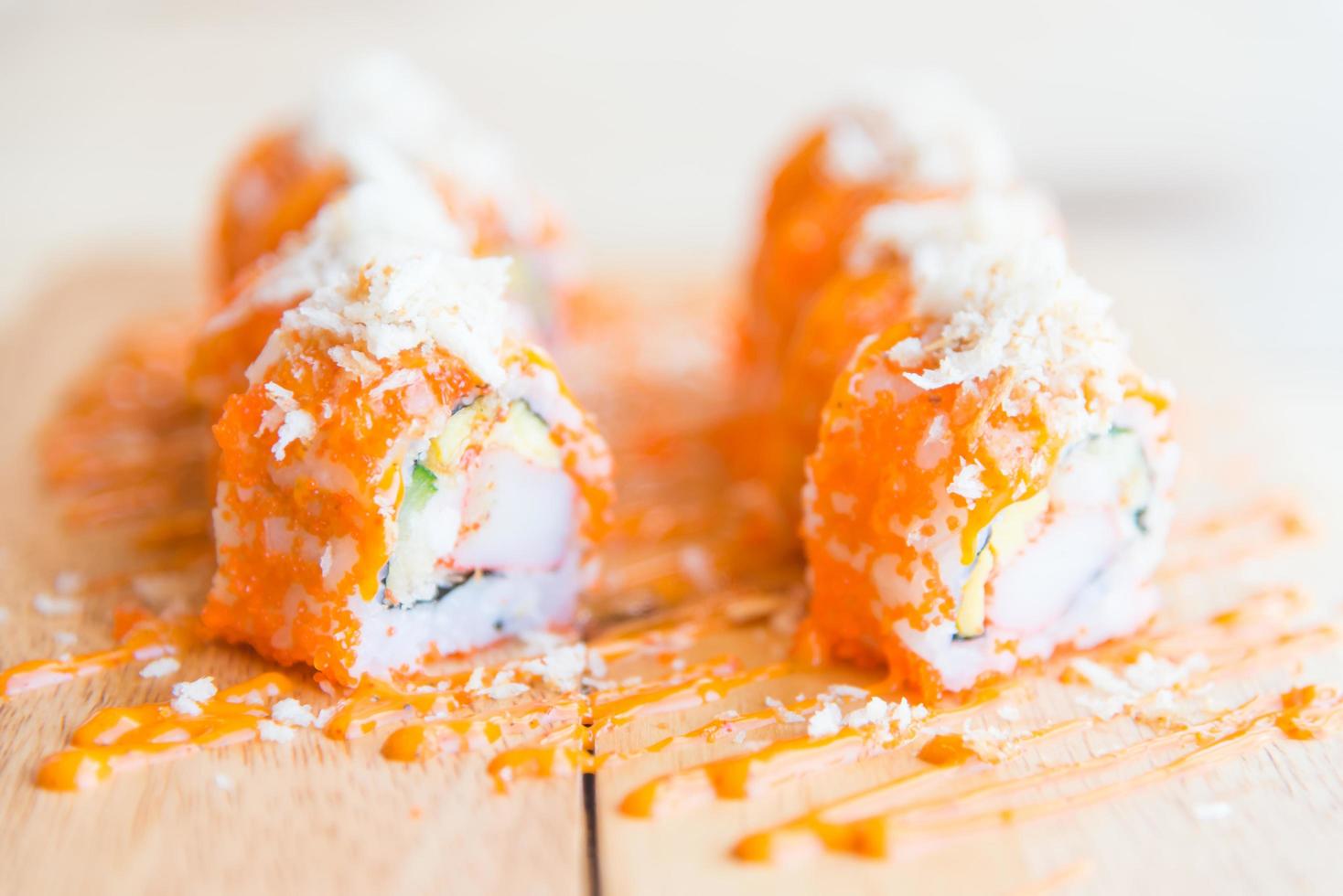 rotolo di sushi al salmone, cibo tradizionale giapponese foto