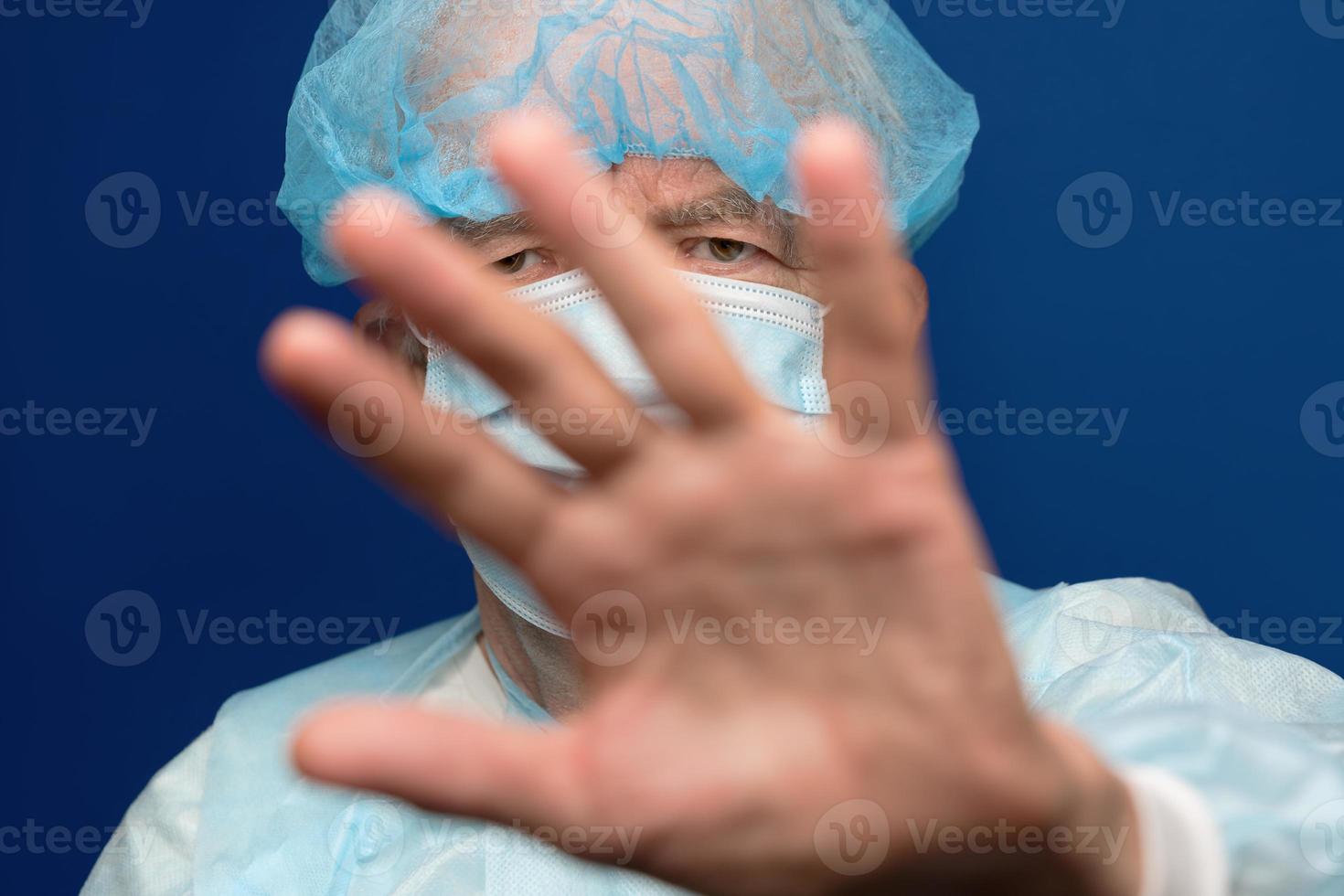 ritratto di anziano adulto vestito nel medico viso maschera copertura naso e bocca a partire dal sar, 2019-ncov infezione foto