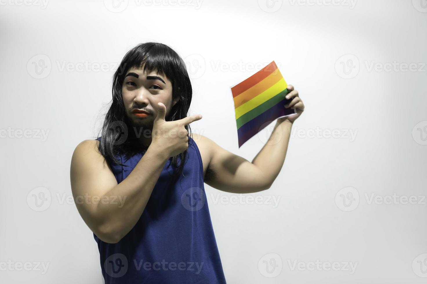 lgbt orgoglio mese concetto, asiatico bello maschio rendere su e indossare donna stoffa, gay la libertà giorno, ritratto di non binario su bianca sfondo foto