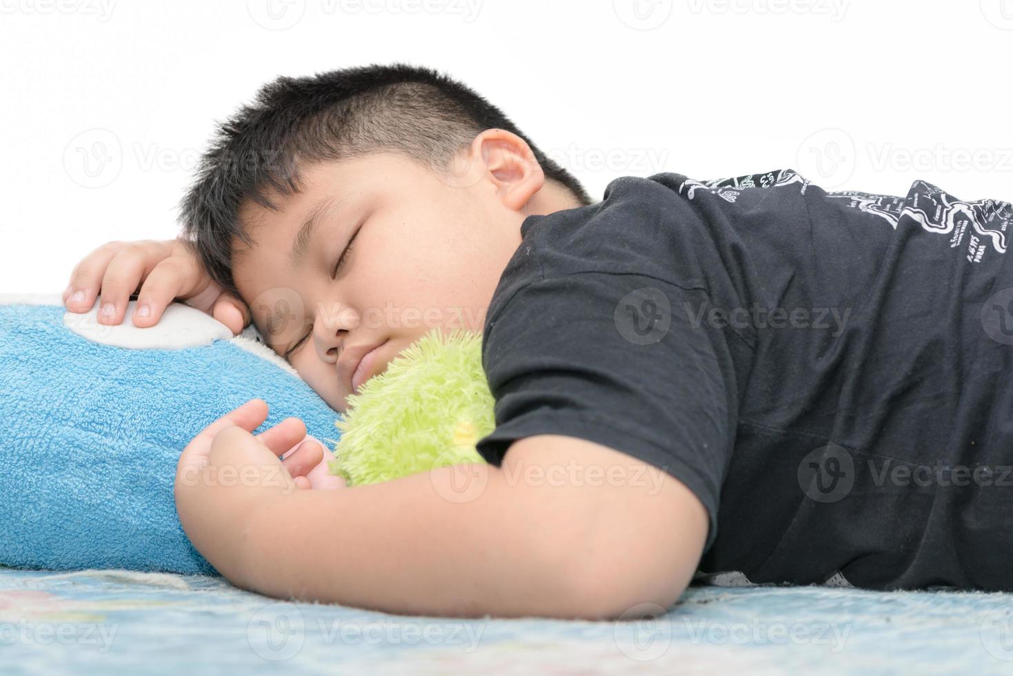 Grasso ragazzo dormire isolato su bianca foto