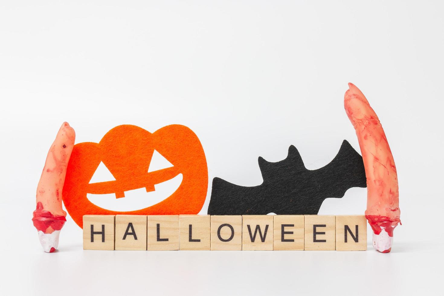 oggetti di scena di festa di Halloween con blocchi di legno con il testo di Halloween su uno sfondo bianco foto