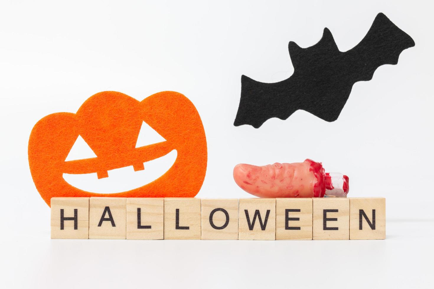 oggetti di scena di festa di Halloween con blocchi di legno con il testo di Halloween su uno sfondo bianco foto