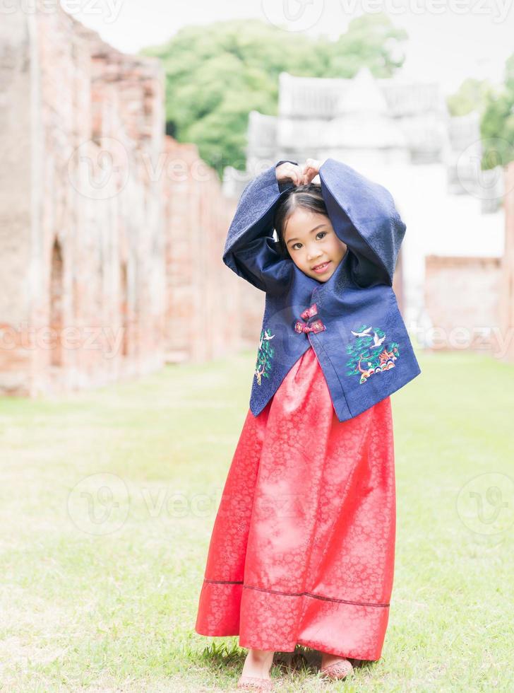 carino tailandese asiatico ragazza indossare Corea costumi mostrare amore simbolo mano. foto