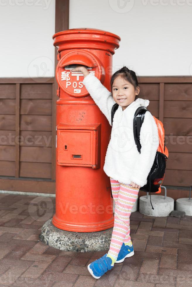 carino ragazza turista inviato lettera per casella postale foto