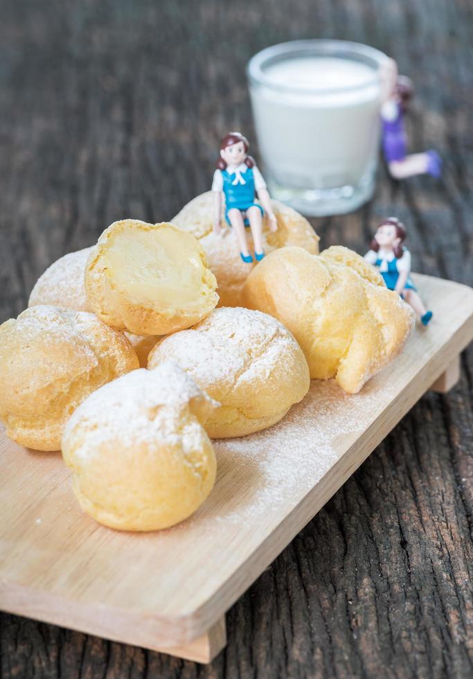 crema pasticciera nel chu-crema o pasticcino su legna bloccare foto