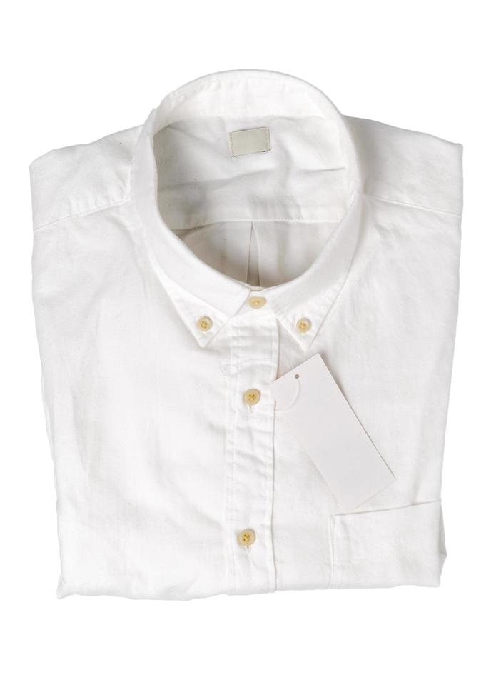 bianca camicia con vuoto prezzo etichetta isolato foto