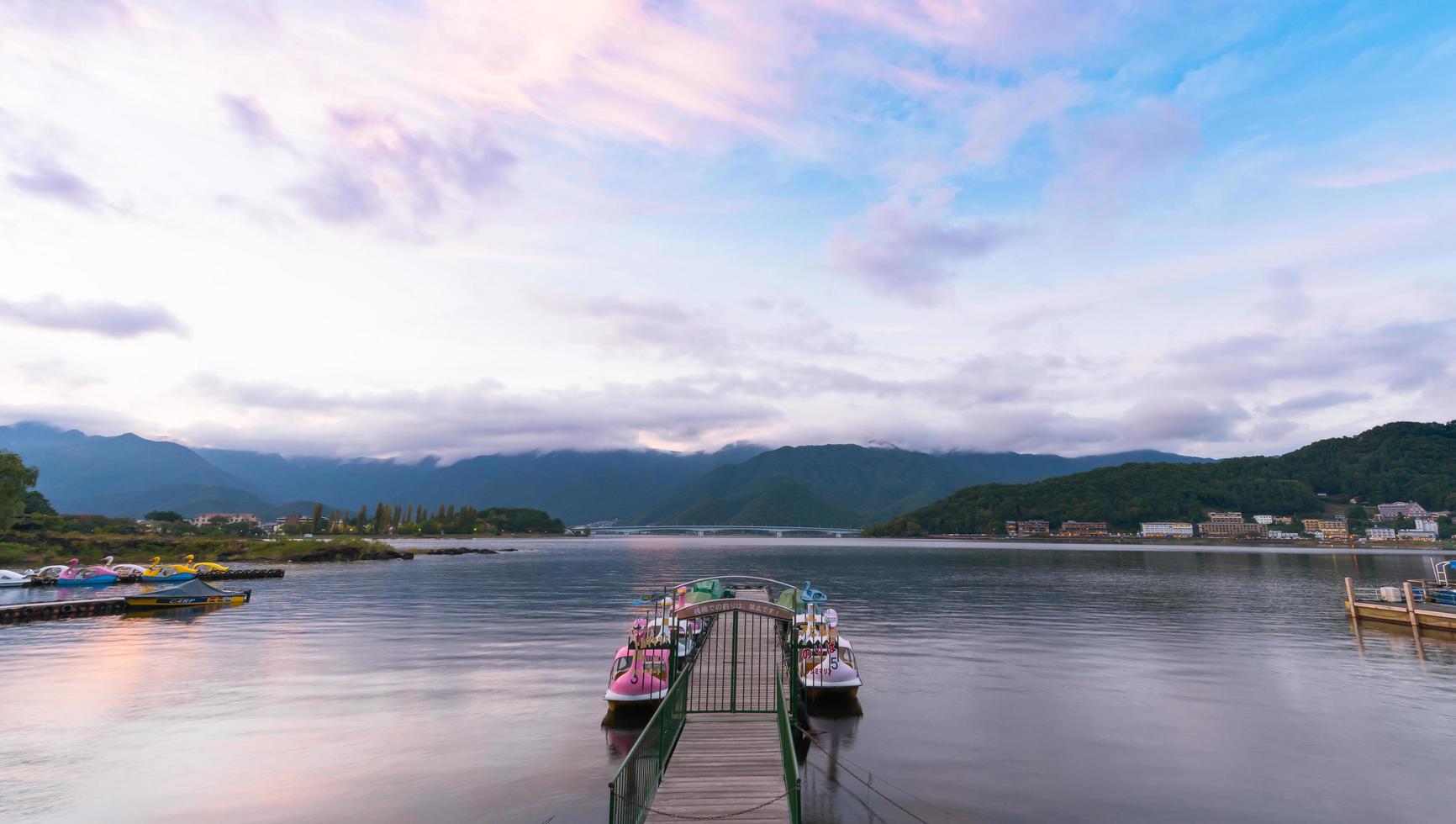 lago Kawaguchiko con crepuscolo cielo su tramonto tempo foto