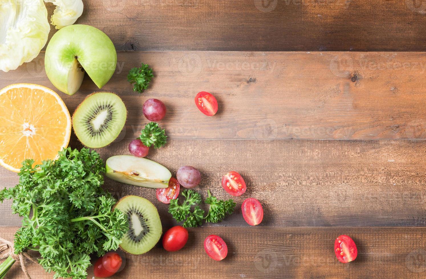 fresco verdure e frutta, pomodoro, prezzemolo e Kiwi frutta e arancia foto