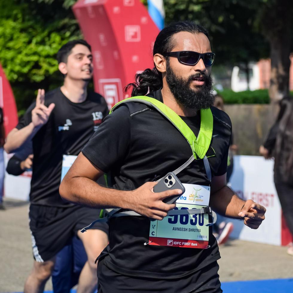 nuovo delhi, India - ottobre 16 2022 - vedanta delhi metà maratona gara dopo covid nel quale maratona partecipanti di per attraversare il finire linea, delhi metà maratona 2022 foto