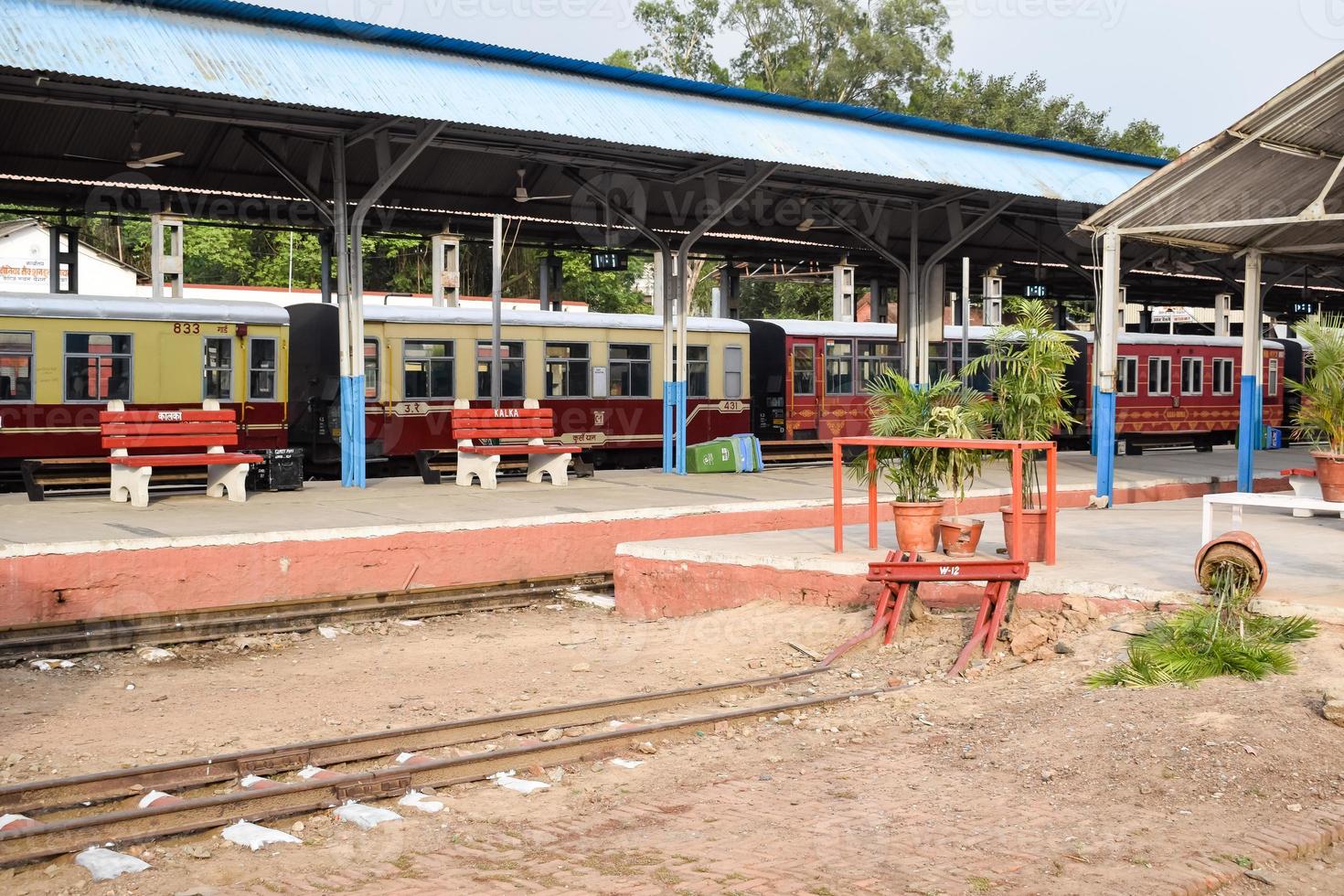 Visualizza di giocattolo treno ferrovia brani a partire dal il mezzo durante giorno vicino calca ferrovia stazione nel India, giocattolo treno traccia Visualizza, indiano ferrovia giunzione, pesante industria foto