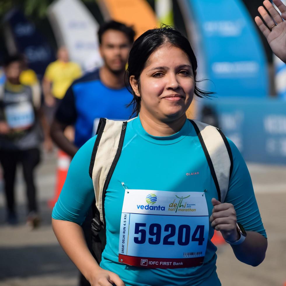 nuovo delhi, India - ottobre 16 2022 - vedanta delhi metà maratona gara dopo covid nel quale maratona partecipanti di per attraversare il finire linea, delhi metà maratona 2022 foto