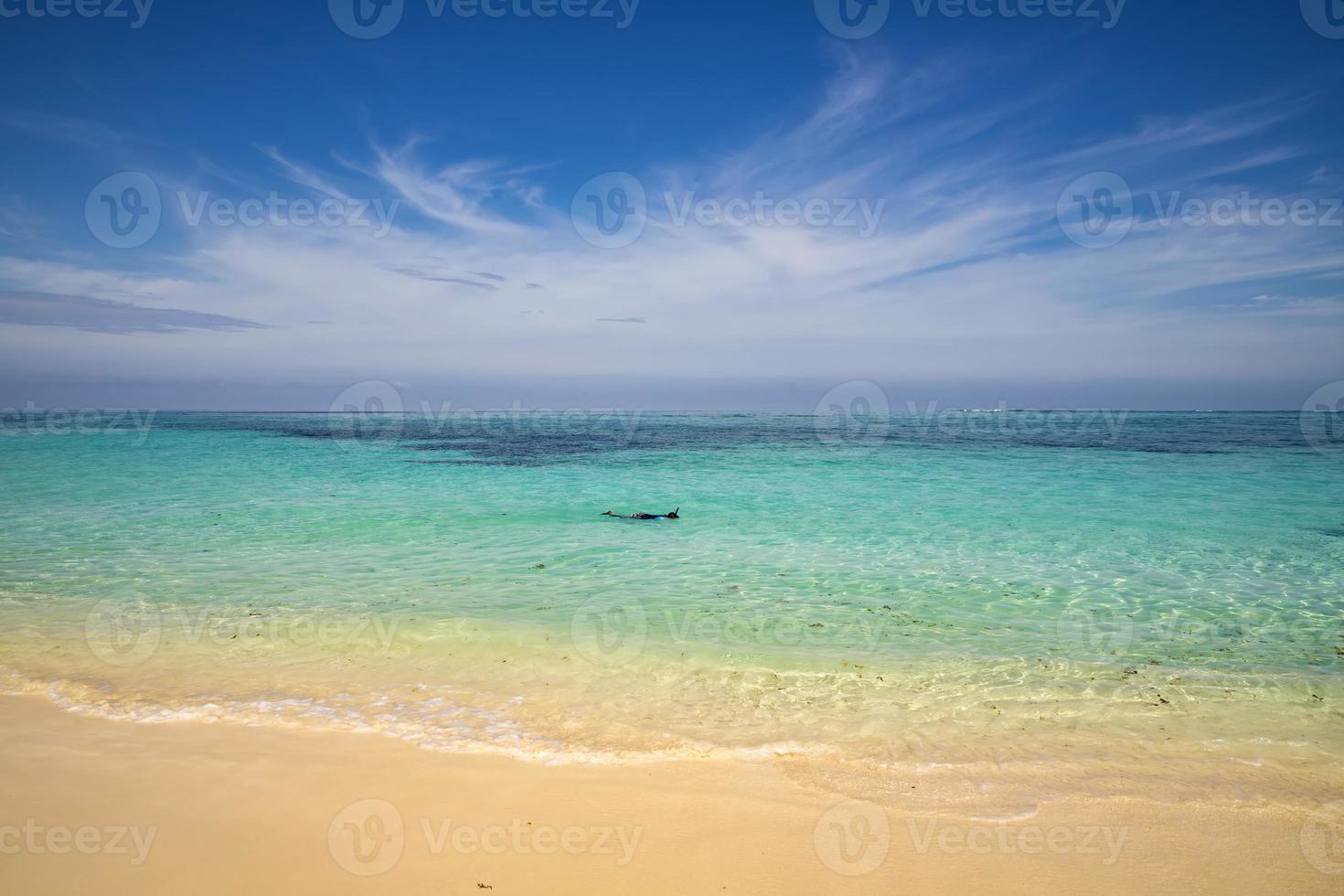 un' uomo con boccaglio maschera tuba e boccaglio nel il mare. lo snorkeling nel guardalavaca, Cuba foto