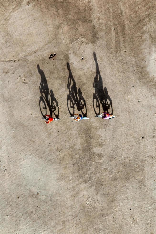 viaggiatori in miniatura in sella a biciclette, concetto di stile di vita sano foto