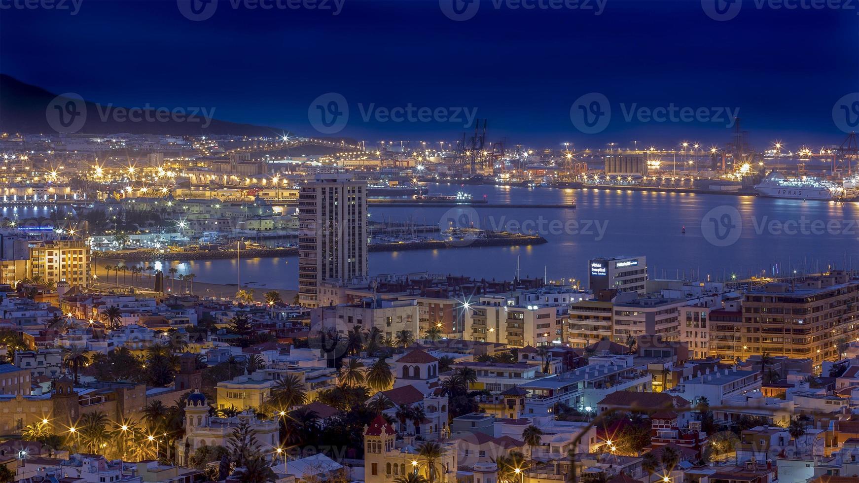 vista notturna della città las palmas di gran canaria foto