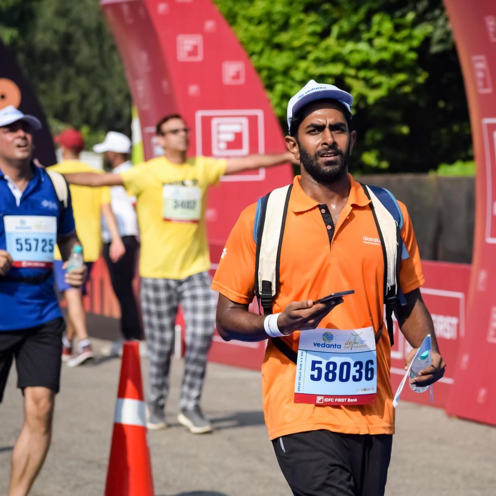 nuovo delhi, India - ottobre 16 2022 - vedanta delhi metà maratona gara dopo covid nel quale maratona partecipanti di per attraversare il finire linea, delhi metà maratona 2022 foto