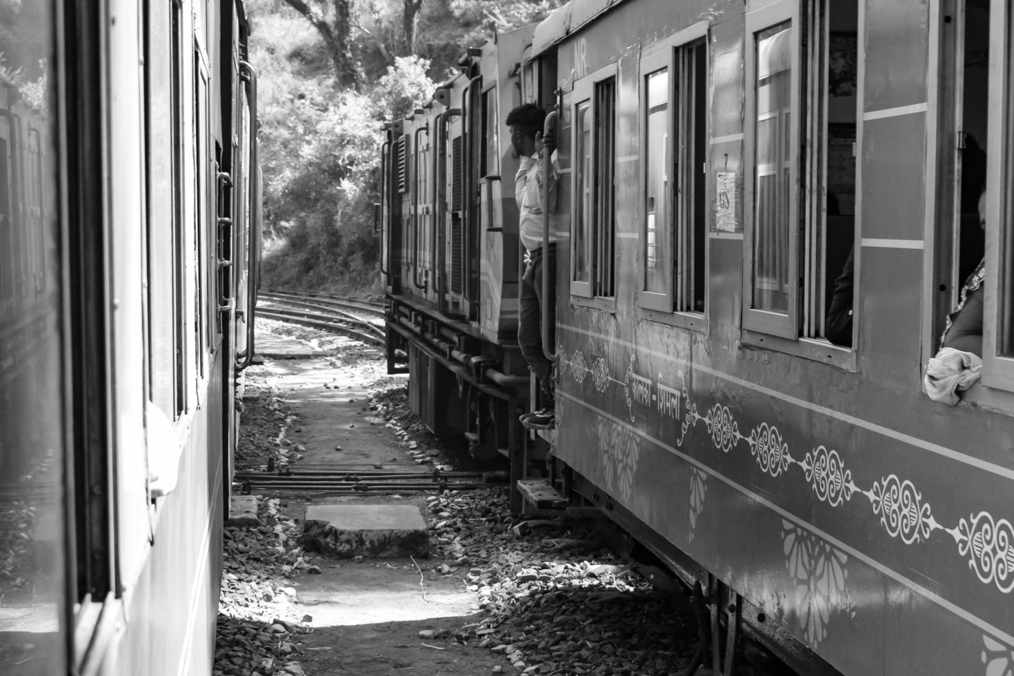 shimla, himachal pradesh, india - 14 maggio 2022 - treno giocattolo percorso kalka-shimla, spostandosi sulla ferrovia verso la collina, trenino da kalka a shimla in india tra il verde della foresta naturale foto